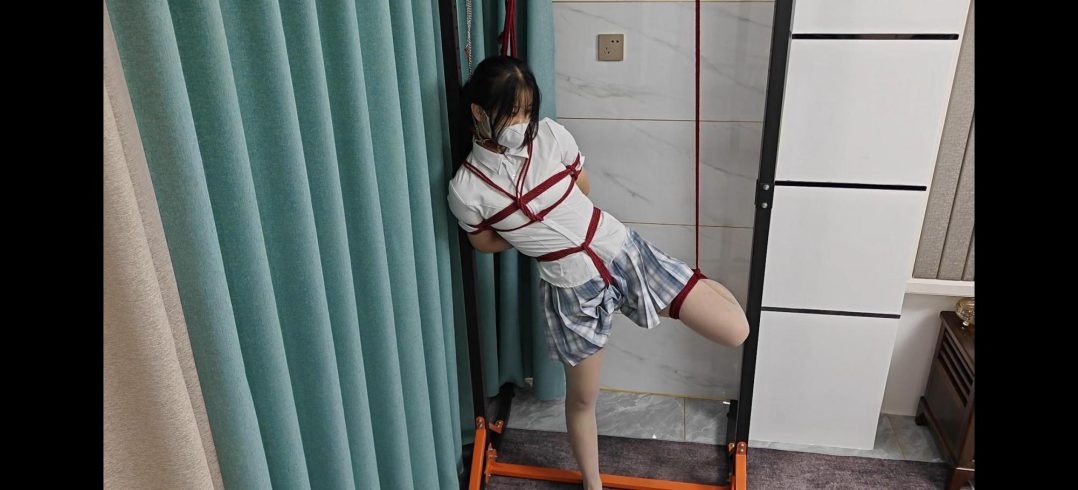 18岁新模特被单腿吊起来，被tk 妹子躲闪无用，被无限折磨至哭-5
