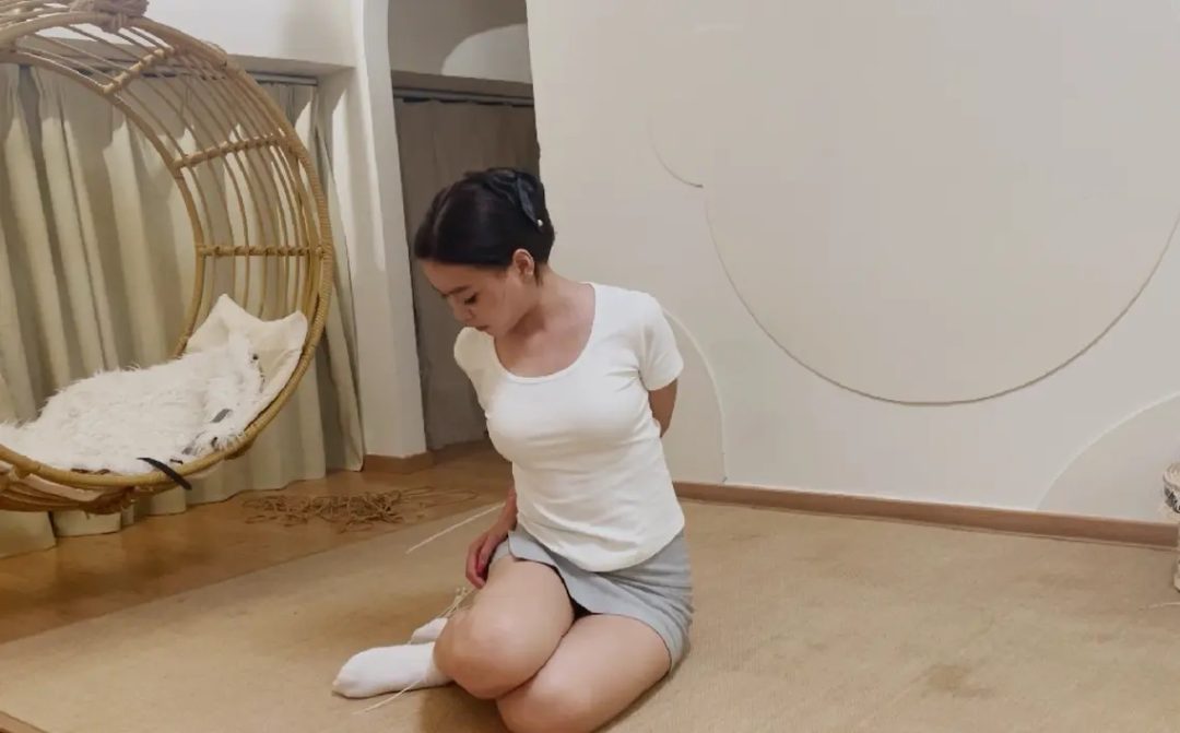 绳艺日常：超温柔的小恩，来一个最近蛮火的扎带自缚逃脱+极限直臂驷马+跪缚口球放置-6