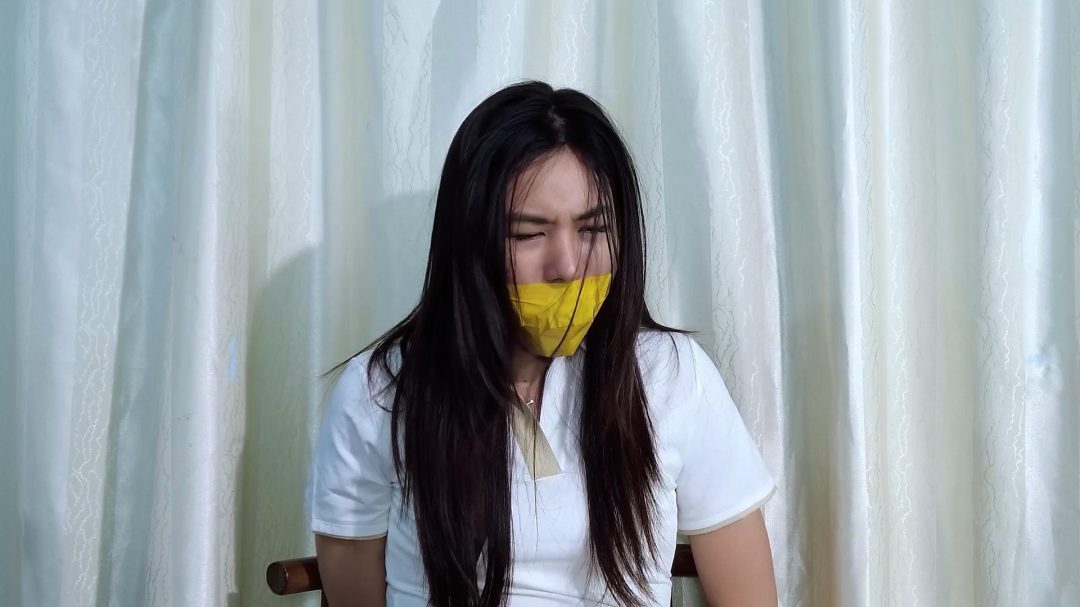 【樱束原创】《举报的下场》女主人因为写举报信被歹徒入室捆绑在椅子上威胁报复！女保安接到投诉说家里动静太大前来查看也被歹徒威胁用丝袜捆绑起来.-1
