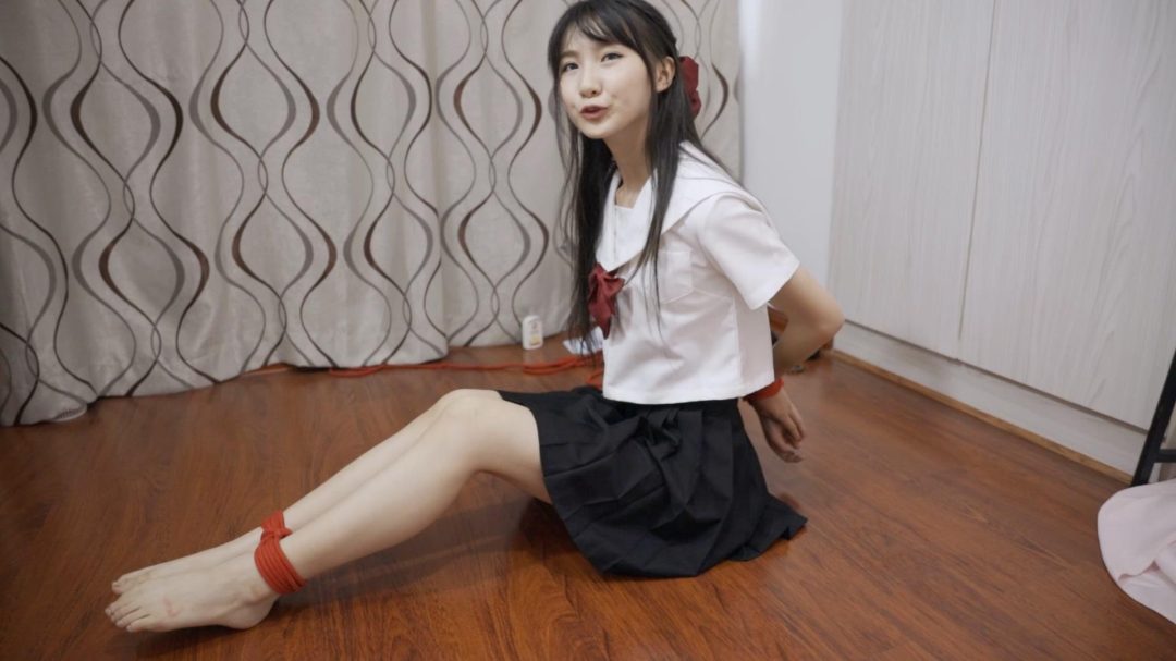 【cc777】舞蹈生小慧现役18岁女大JK裸足白袜红绳紧缚挣脱限时挑战-3