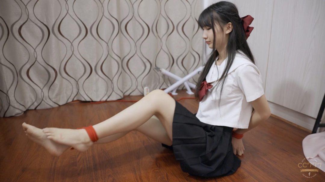 【cc777】舞蹈生小慧现役18岁女大JK裸足白袜红绳紧缚挣脱限时挑战-1