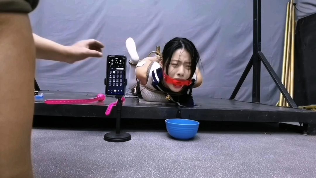 希希看到口塞和口球和k9架心血来潮，表示自愿玩一把口水大战,那就马上开始......-6