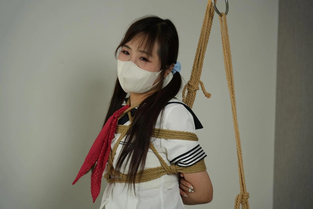 【灰太郎的羊】 甜妹【希希】挑战游戏意外成就摇臀舞，失败惩罚单腿吊缚+驷马TK+跪缚挠脚心-6
