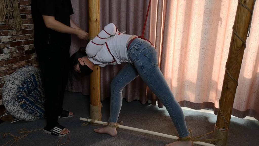 杨蕊 牛仔裤 红绳五花 难受的姿势-6