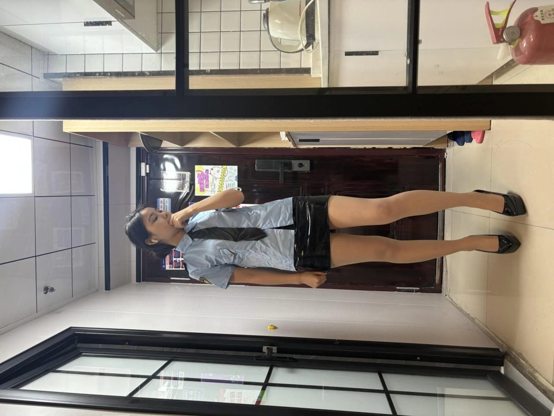 雨柔2 搜查官衬衣+黑色短裙+肉色丝袜+黑色红底高跟鞋-1 雨柔2 搜查官衬衣+黑色短裙+肉色丝袜+黑色红底高跟鞋-1