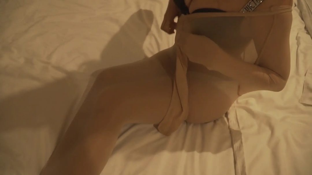 美女演示只用一条连裤袜丝袜全包教学集锦-6