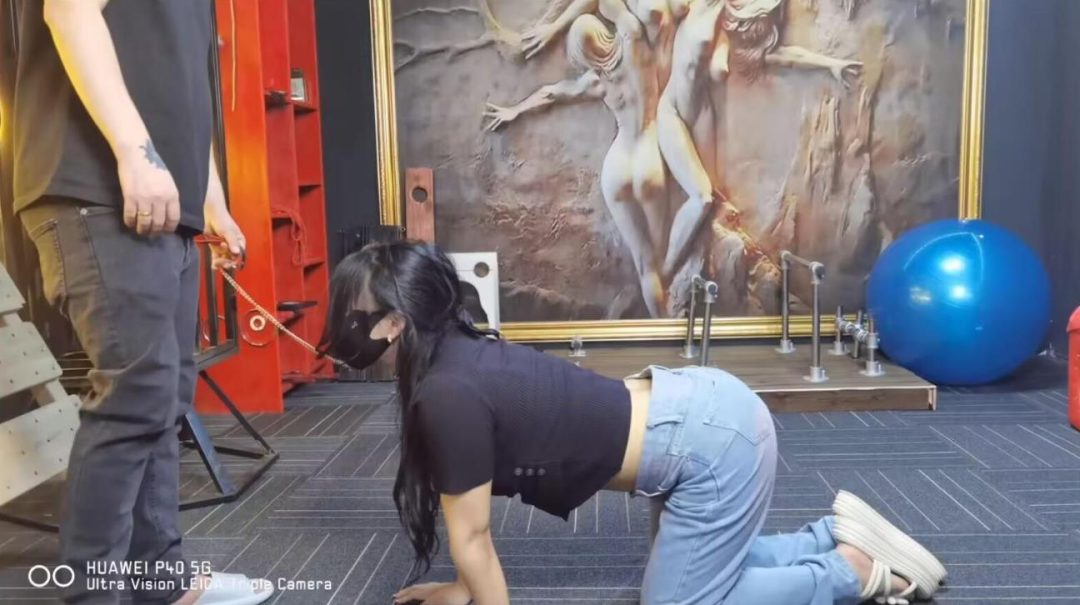 肉肉的跪地耳光调教-2