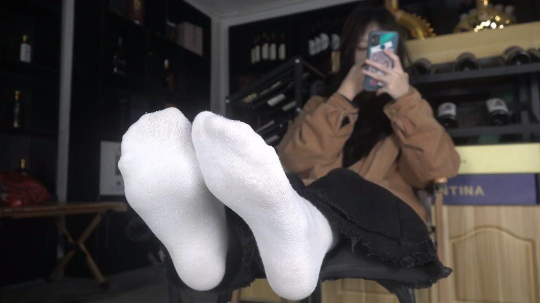 脱掉美琪穿了三天的臭袜子，涂润滑剂TK挠脚心，非常怕痒，大喊大叫-2