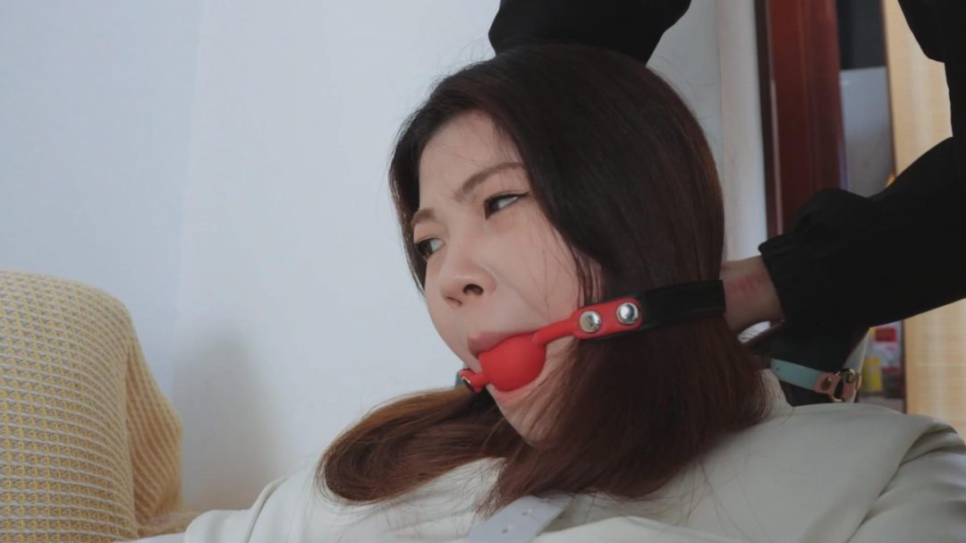 【得意客定拍】《次元三角·雅倩篇(中)》足枷上阵!拘束衣与虐足的双重结合,多种道具TK雅倩大脚!-11 【得意客定拍】《次元三角·雅倩篇(中)》足枷上阵!拘束衣与虐足的双重结合,多种道具TK雅倩大脚!-11
