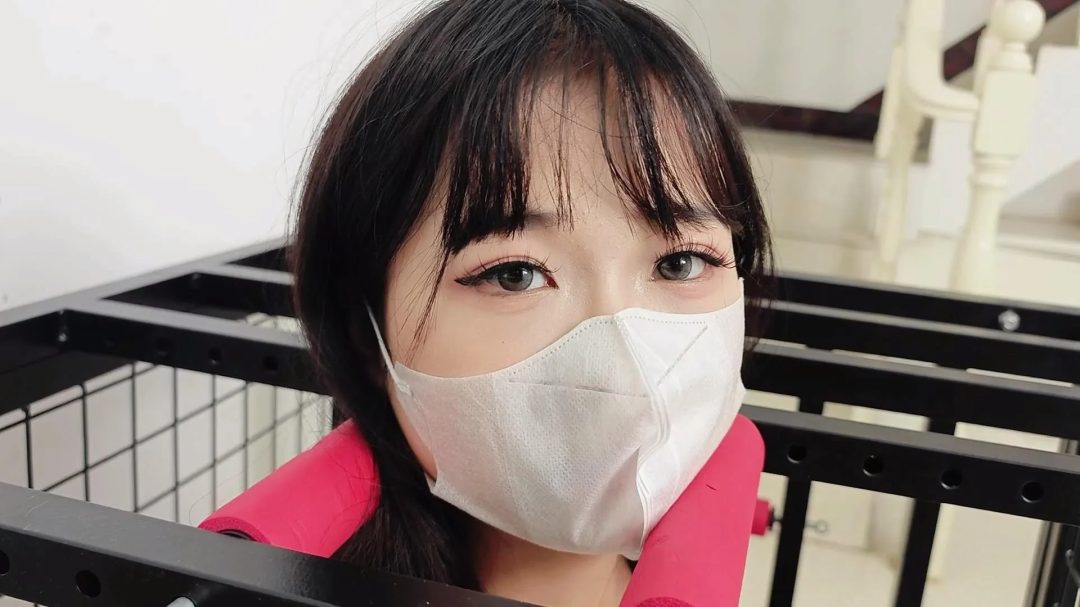 北北被关进笼子啦，日式后手戴着脚镣的北北不甘不愿的被关进了笼子里。只有一个头部被锁在笼子上方。从缝隙里伸进去两根痒痒挠挑逗下。-1