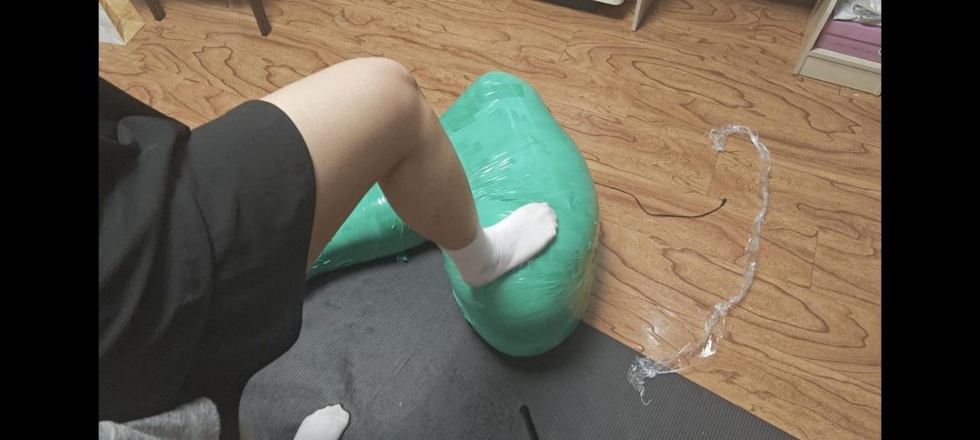 圣诞节礼物绿色全包木乃伊,女M团缚紧致全包,将呼吸空间密封到最小,控制呼吸,最后做成圣诞树摆件放置-2 圣诞节礼物绿色全包木乃伊,女M团缚紧致全包,将呼吸空间密封到最小,控制呼吸,最后做成圣诞树摆件放置-2