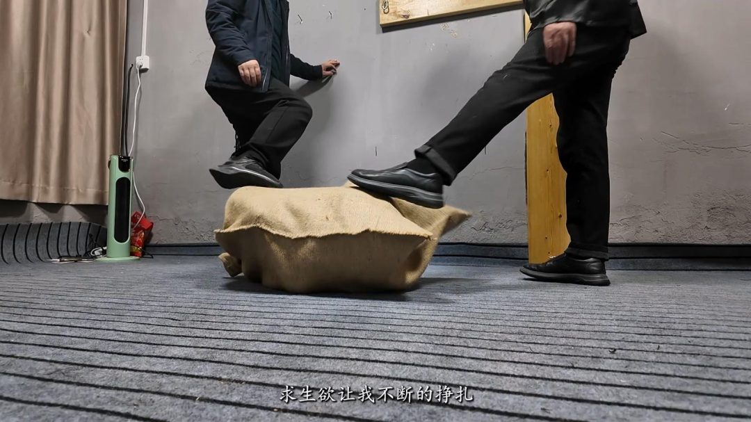 【小遥的故事（上）】独居妹妹被歹徒暴力捆绑， 驷马 堵嘴 胶带-7