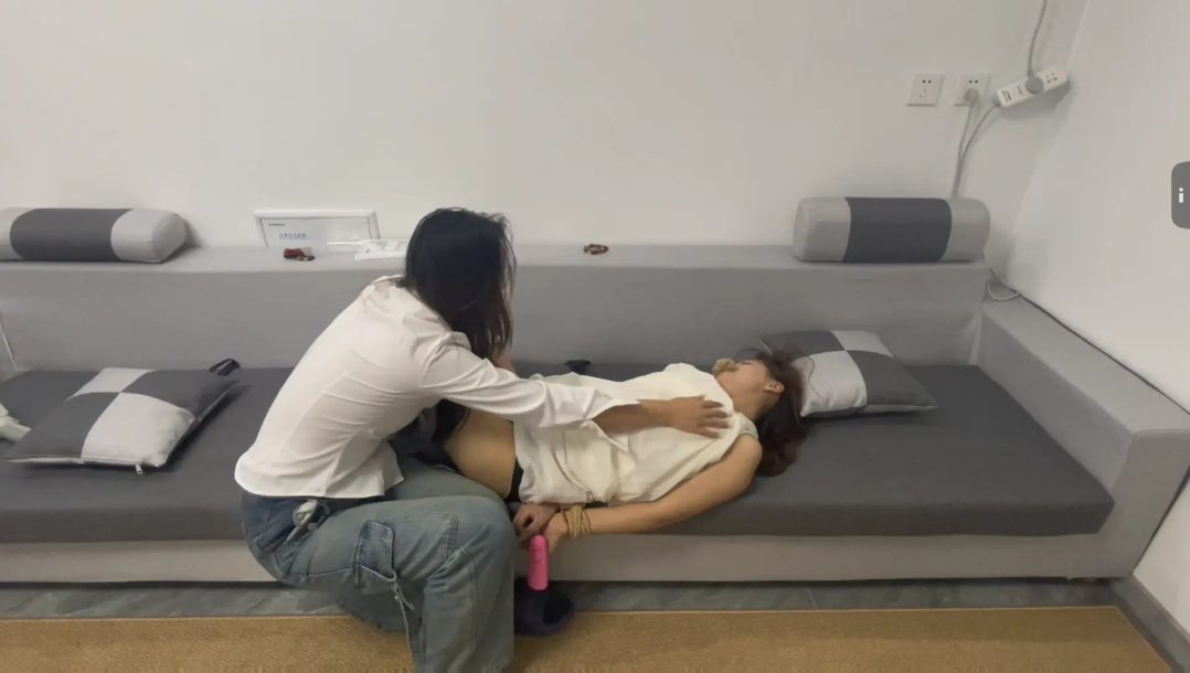 原创 春春帮闺蜜照顾独自在家的妹妹盈盈 女女TJ 舔脚闻脚-5