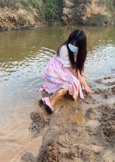粉色lo裙河边玩泥湿身-3
