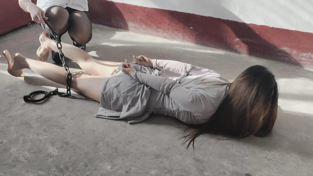【忘忧社工作室】张涵被捕后，因涉嫌被严加审问。审讯人员对其施加压力，要求其配合并承认罪行，但张涵坚称自己无罪-1