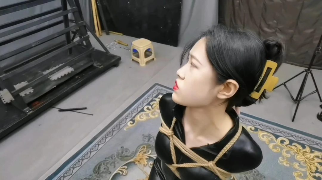 超级紧缚玩腻了，竟然主动说要玩3角铁笼禁锢，禁锢进去后才知道生不如死的感觉....-1