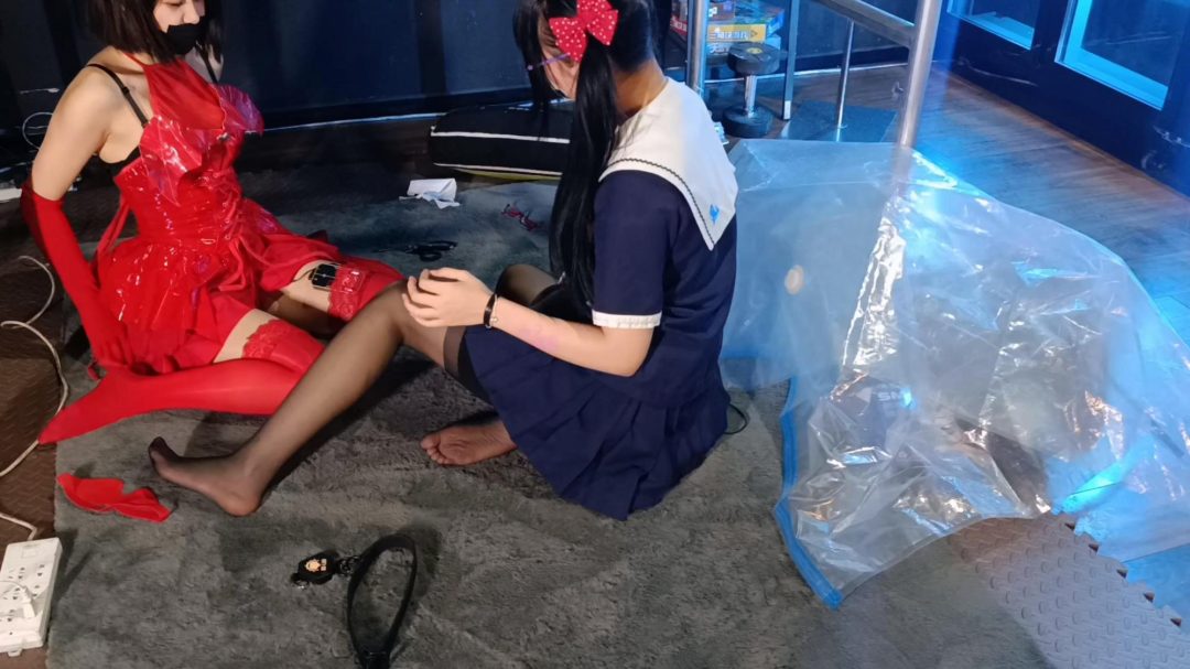 人妻兔兔限时回归 红色小恶魔 油光红丝 胶带紧缚 超多工具展示 双人玩耍 电击猜拳挑战 轮流真空袋-2