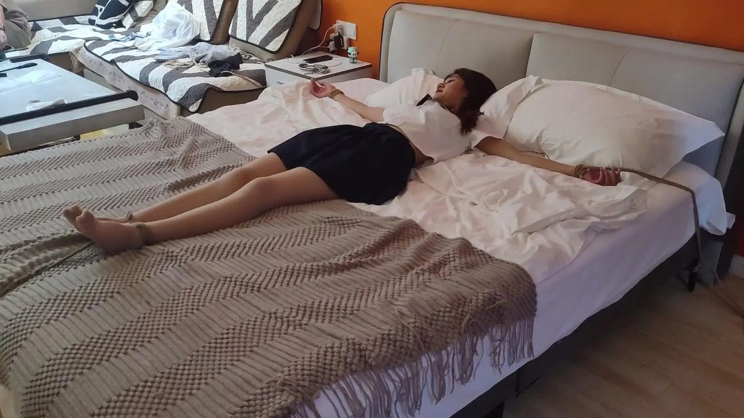 爱玩镣铐的少女与入室抢劫的笨贼-2