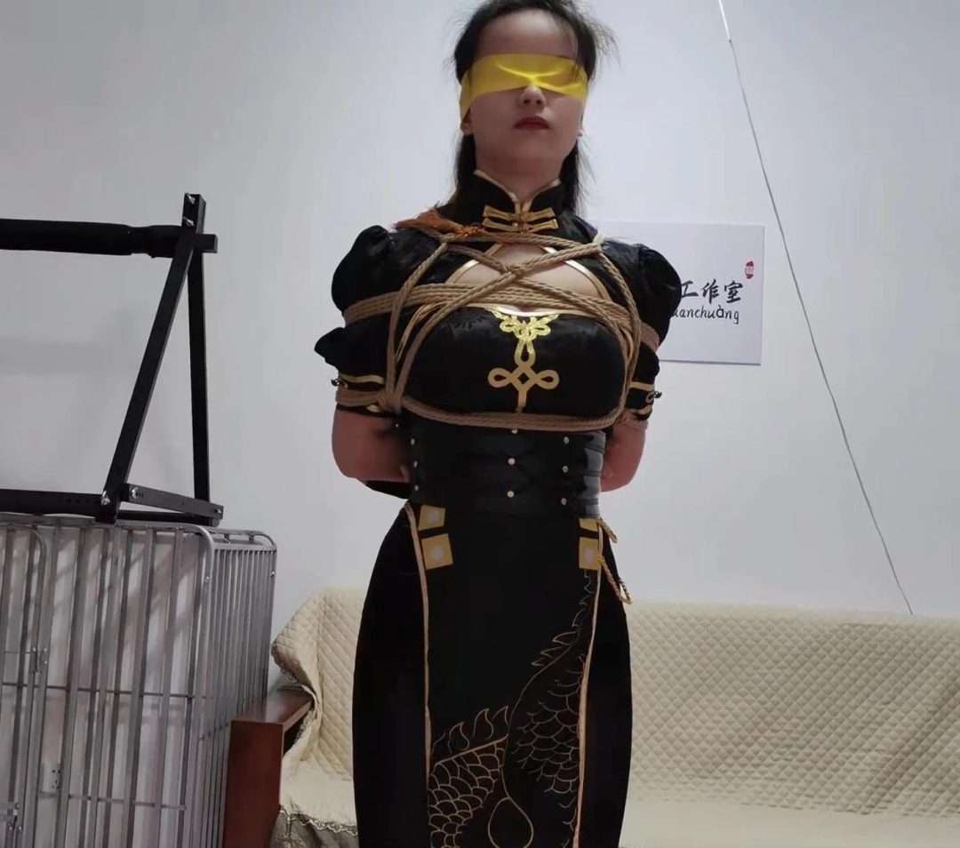 丰满美女晓影COS宁红夜捆绑紧缚驷马大号口球放置流口水-4