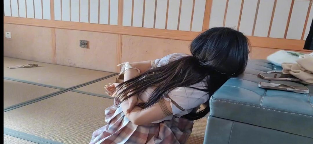 慧慧和她的好闺蜜颖颖《快递陷阱之闺蜜双双被绑架》慧慧买了新鞋子,拿着快递就到闺蜜颖颖家一起分享,一起拆开快递盒子,结果一拆开里面是很多绳子,和两个大号的口球还有两双丝袜,慧慧便用手机拍完照就去快递站去-14 慧慧和她的好闺蜜颖颖《快递陷阱之闺蜜双双被绑架》慧慧买了新鞋子,拿着快递就到闺蜜颖颖家一起分享,一起拆开快递盒子,结果一拆开里面是很多绳子,和两个大号的口球还有两双丝袜,慧慧便用手机拍完照就去快递站去-14