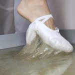 光脚穿舞蹈鞋踩胶水