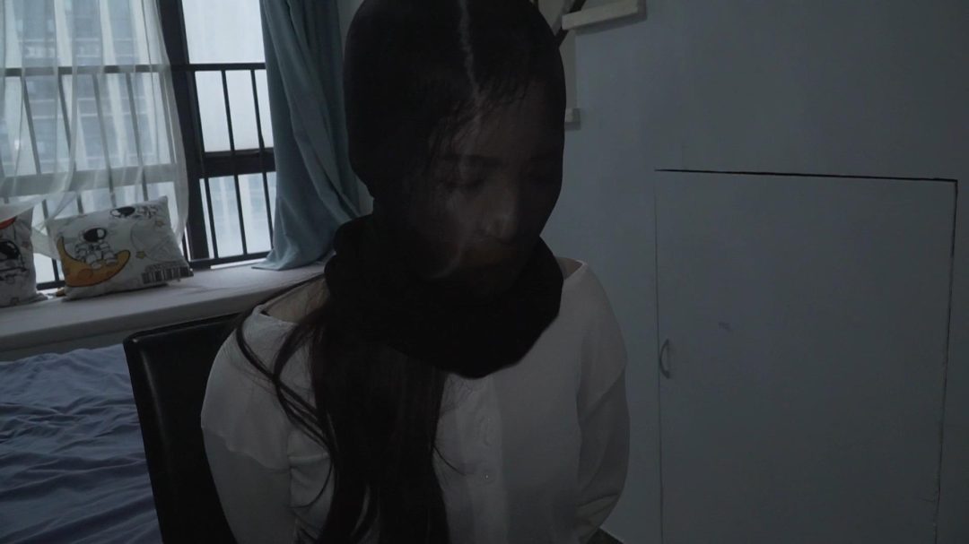 裤里丝美女被入室抢劫，黄色胶带捆绑，袜子堵嘴，丝袜套头-8