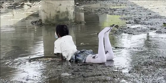 JK白丝臭水沟捆绑 路边朝路人展示 浑身弄脏 绝对刺激-3
