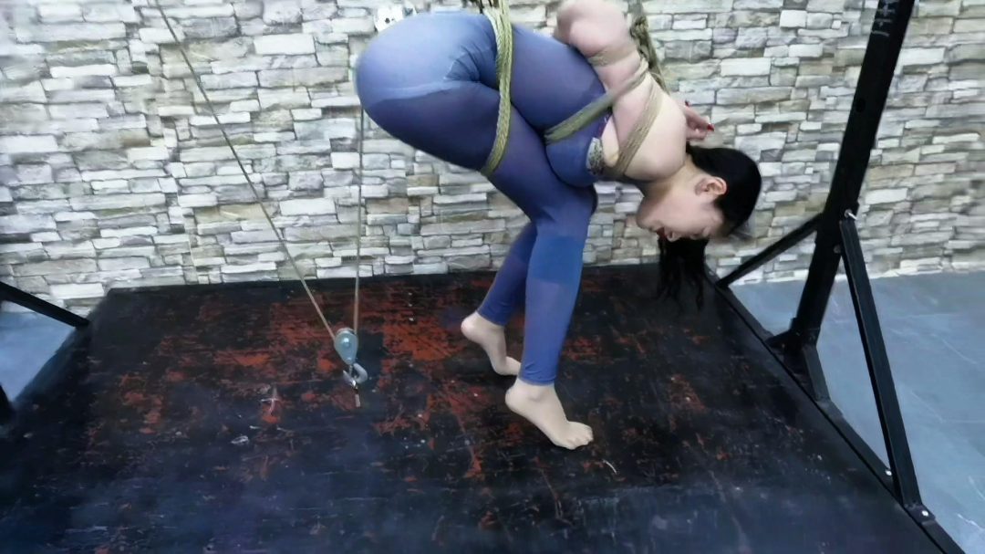 艺仙儿超高难度后手观音吊缚,后面在配置一个自动股绳拉扯机,竟能把她折磨的-1