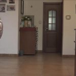 《捆绑迎接客人》 两女郎被两绑匪给捆绑在门口迎接客人，见过这样迎接客的吗