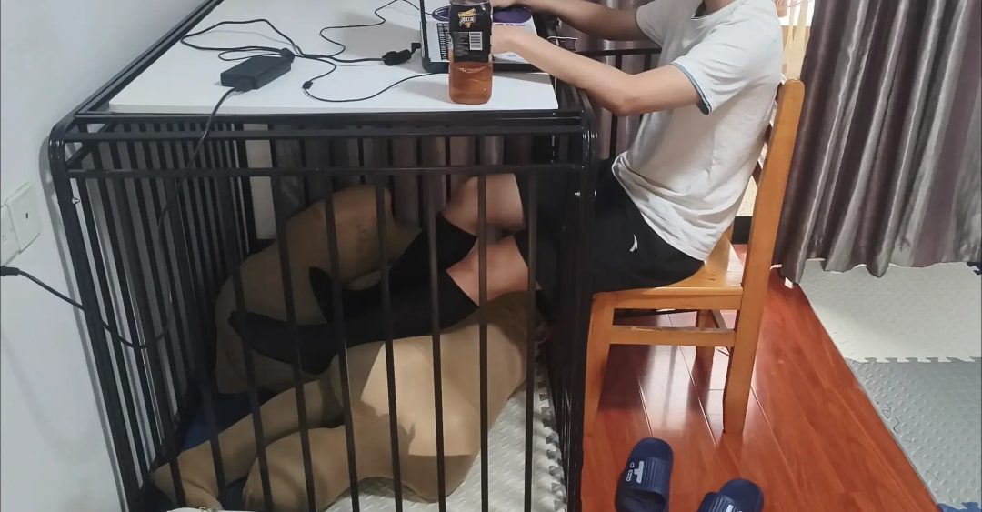 特殊订单三：情侣双人丝袜全包进笼子当脚垫-6