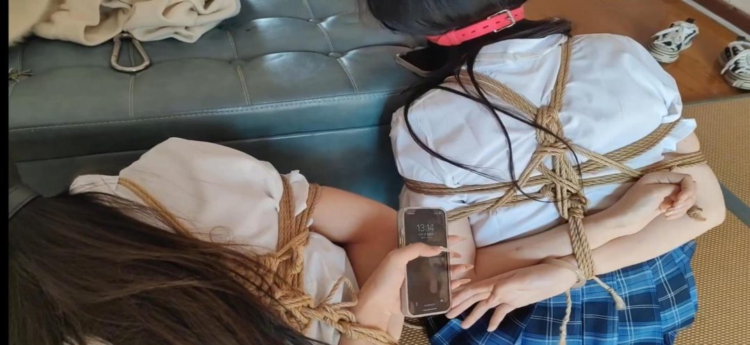 慧慧和她的好闺蜜颖颖《快递陷阱之闺蜜双双被绑架》慧慧买了新鞋子,拿着快递就到闺蜜颖颖家一起分享,一起拆开快递盒子,结果一拆开里面是很多绳子,和两个大号的口球还有两双丝袜,慧慧便用手机拍完照就去快递站去-16 慧慧和她的好闺蜜颖颖《快递陷阱之闺蜜双双被绑架》慧慧买了新鞋子,拿着快递就到闺蜜颖颖家一起分享,一起拆开快递盒子,结果一拆开里面是很多绳子,和两个大号的口球还有两双丝袜,慧慧便用手机拍完照就去快递站去-16
