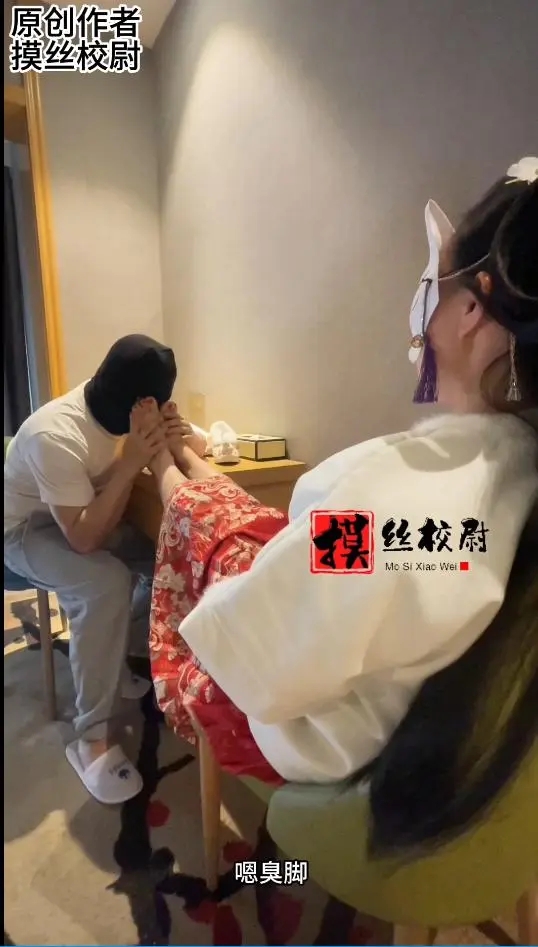 舔舐汉服小仙女的原味船袜与白嫩臭脚！-10