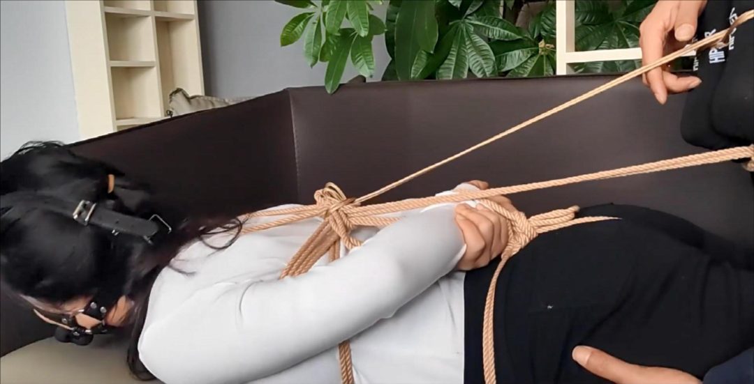 勤劳主妇汐汐白衫磨牙棒口枷游戏第二季，脱靴勒脚掌驷马玩弄，共同探究她的裤子到底是啥时候弄湿的-9