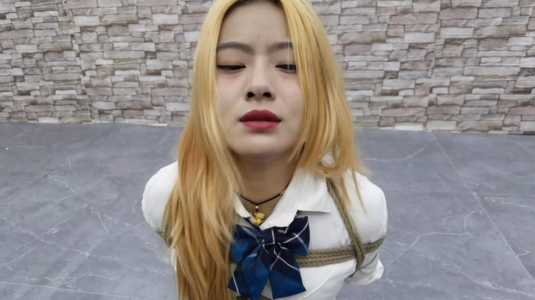 JK少女被抓获,宁死不供出团伙,那就让其尝尝脚钉的厉害.-4