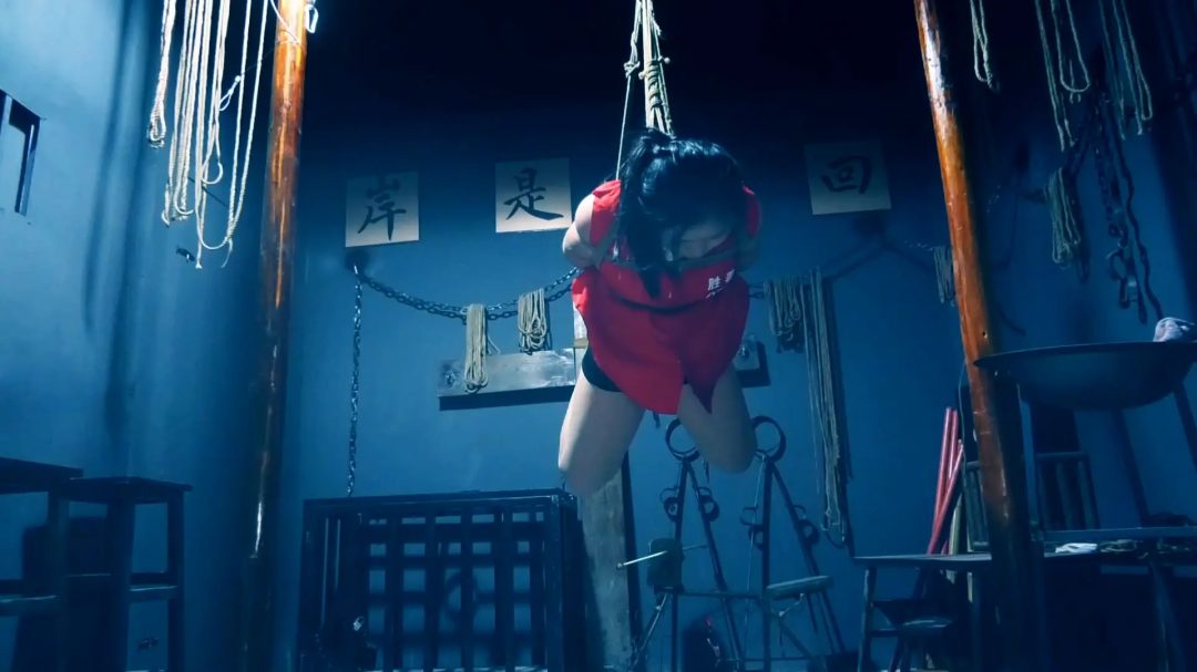 定拍转公映《女囚幻梦》 上集 刘文怡一直有一个做囚犯心思，她在网上搜看找到一个可以体验死囚犯地方，于是她大胆的去联系体验囚犯地方-7