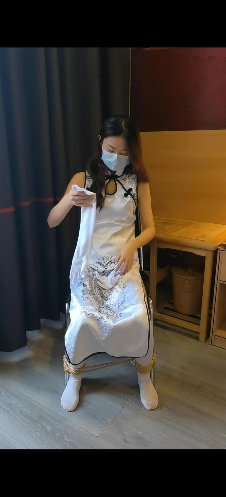 琳斓白丝旗袍电击体验-2