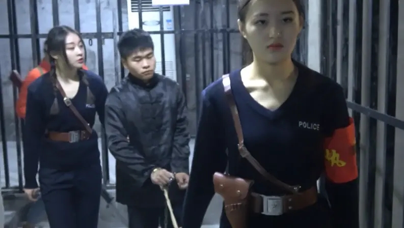 梦圆影视 三少女审问恶少-1