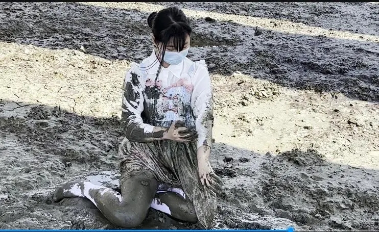 甜系lolita臭水沟玩脏泥+衬衣白丝泥地打滚-7