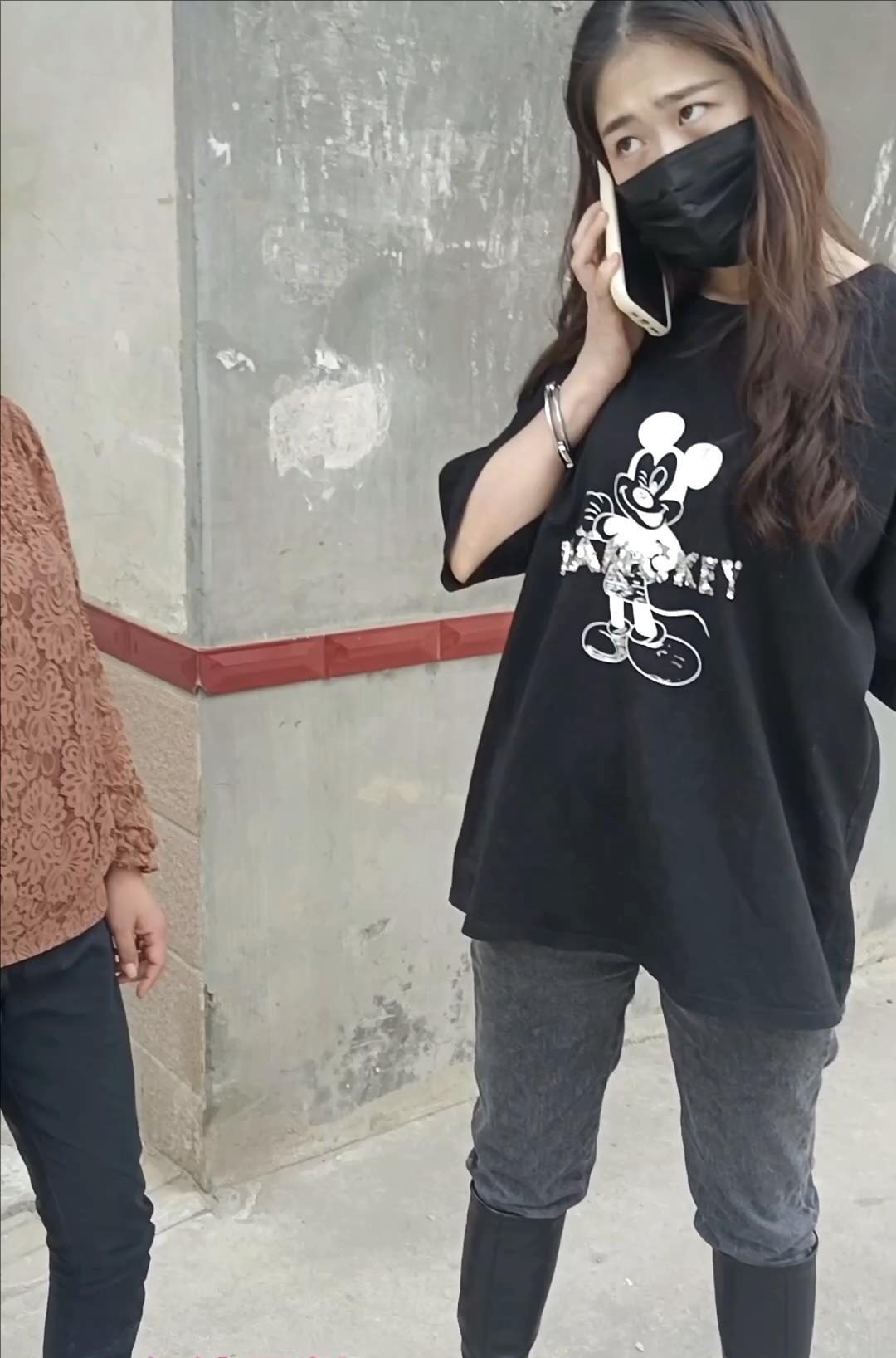 模特带着手铐在农村租房和大姐搭讪-3