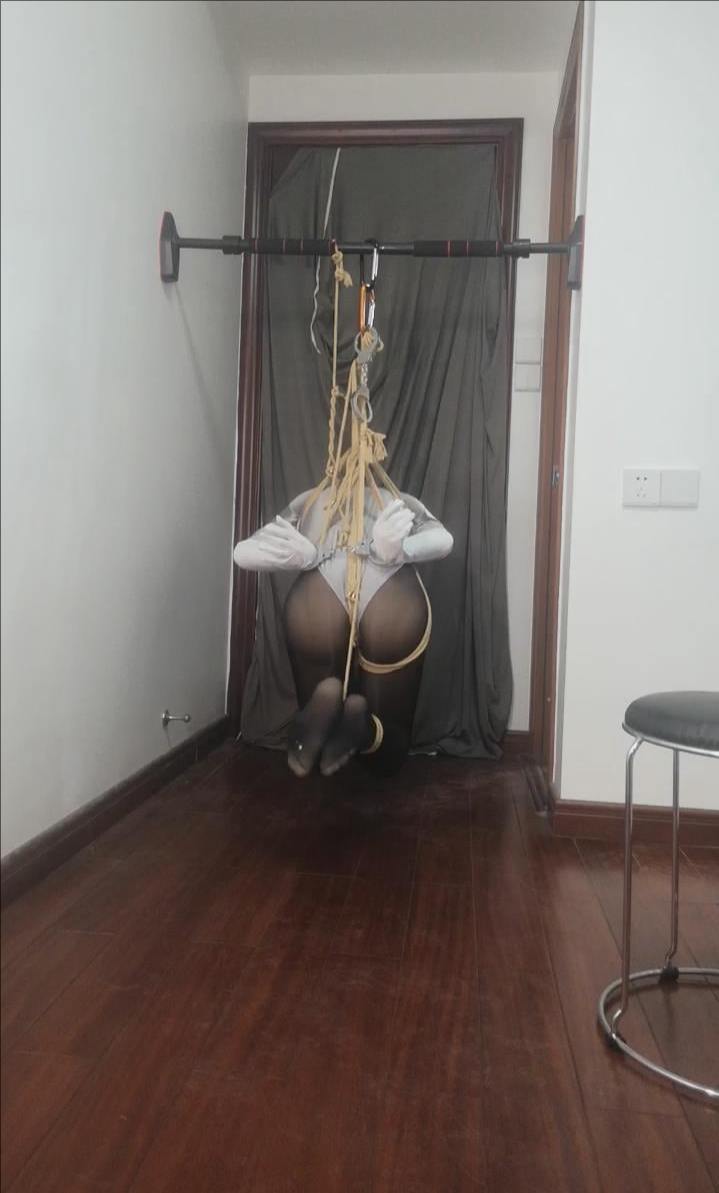 【kig】在家把自己吊起来，手被反铐，脑袋还玩起来标准玩法，结果钥匙不见了，挣扎了好久差点没晕过去-4