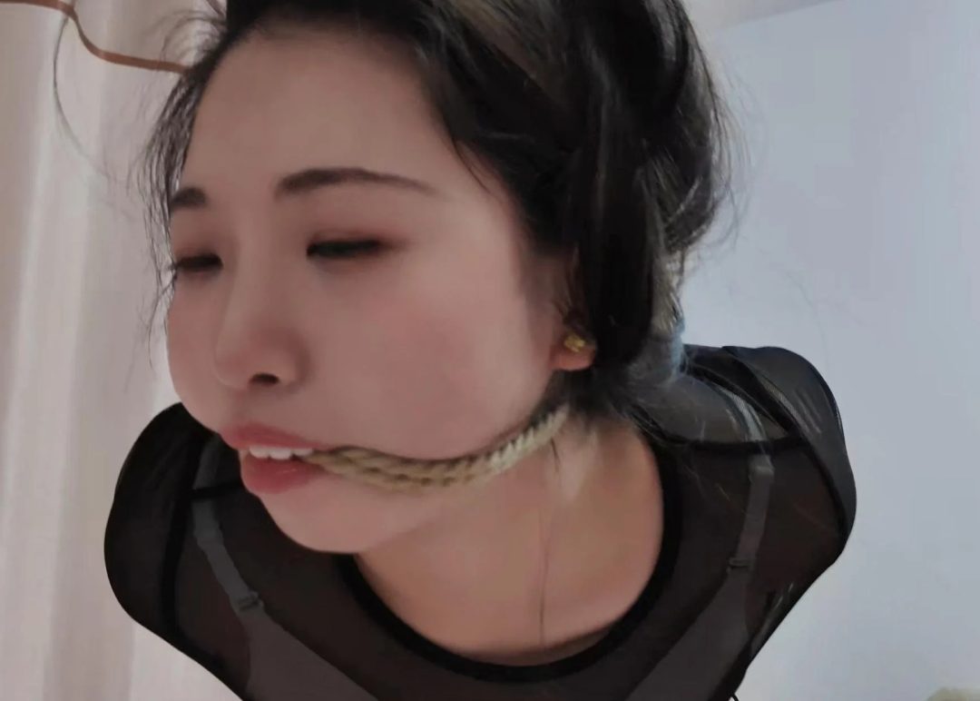 晓霞痛苦的镣铐 股绳勒阴吊绑 脚尖着地 难受的姿势-7