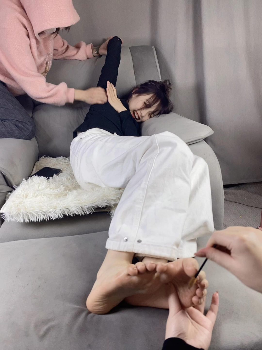 小虞被无情TK玩弄 再怎么挣扎也是无济于事 绑住后用电动牙刷刷脚心 小虞崩溃的差点失禁了-5