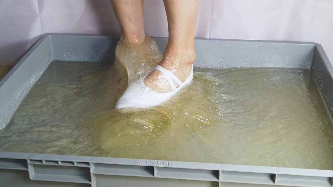 光脚穿舞蹈鞋踩胶水-7