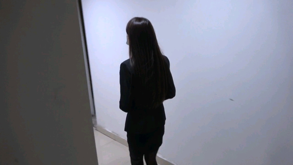 【美束映画定拍】陌生男子在地下车库一路尾随OL美女至入室捆绑她,将她紧缚以各种方式绑了起来..无可逃脱...(全片完整版)-4