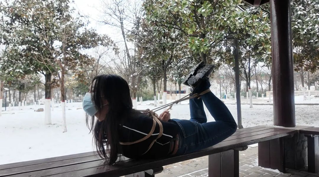 冰天雪地 公园驷马放置挣扎真刺激 心惊胆战 模特怕被别人看到 我也吓坏了-1