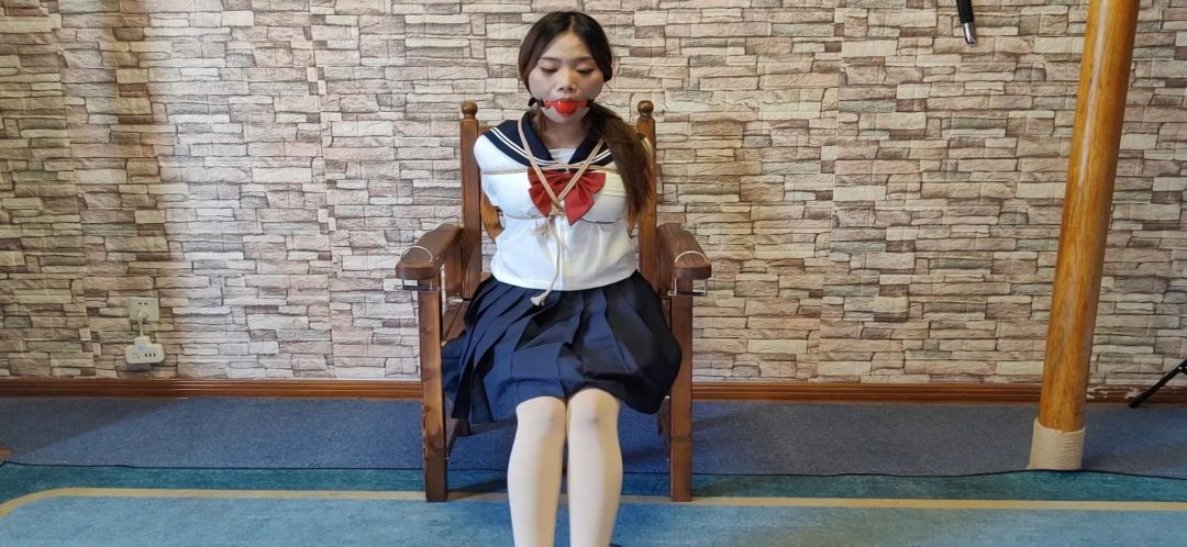 大学生妮妮试镜，大号口球堵嘴《后手观音和直臂并腿海老缚放置》绑得只能扭动完全动不了，大号口球把小嘴塞满撑到极限，受不了，只能挣吟叫解开-3
