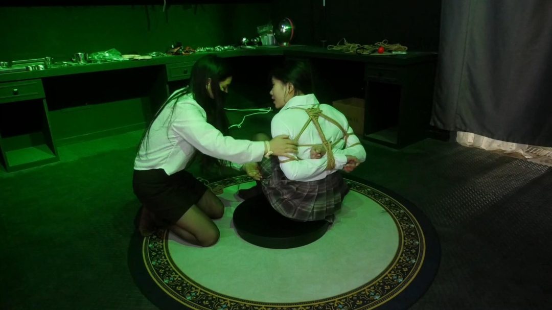 《女M驷马笼中紧锢》-2