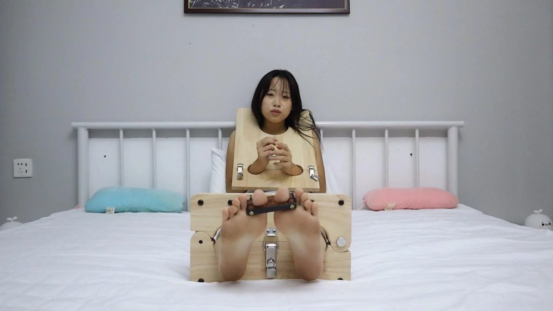 软妹婉婷 偷玩室友镣铐被发现 棒棒惩罚 挠脚挠全身TK 手铐脚铐脚趾铐-15