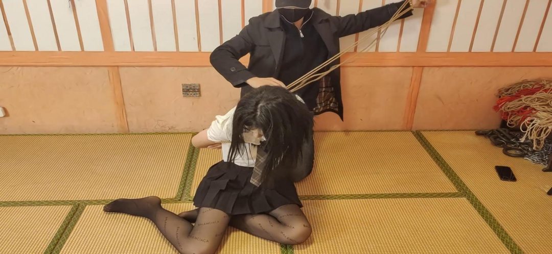 梦瑶剧情《梦瑶遭入室绑架》19岁的甜美女孩，梦瑶，在家玩手机被坏人入室捂嘴后反绑，毛巾堵嘴，求救无果被大号口球堵嘴，口球拉得太紧，根本没有剥夺的余地，拼命挣扎求救想要逃脱。-4