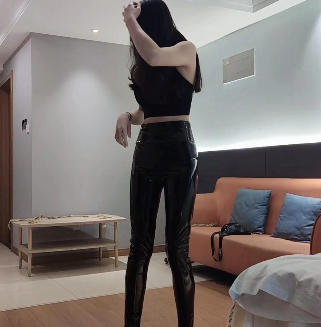 气质模特小玉亮面皮裤高跟被缚口球TJ-15